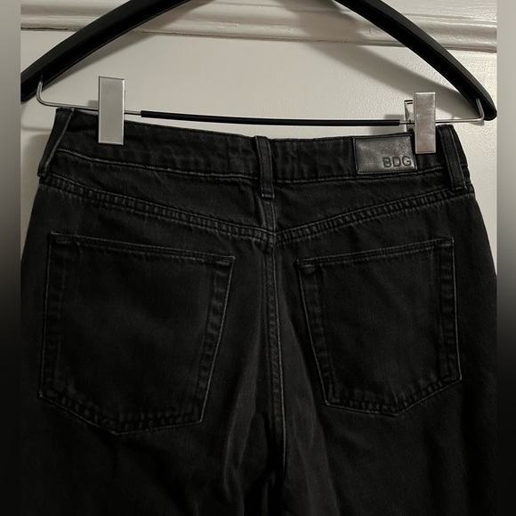 BDG Black Flood Cropped Wide Leg Jeans
Distressed bottom Hem.
27W 30L - Picture 6 of 6